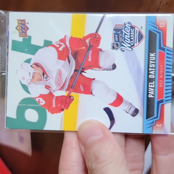 NHL Winter Classic 2014 Puck And 4 Cards - Picture 2 of 6